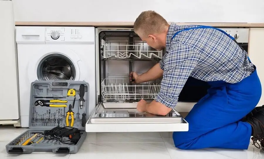 Adapazarı Midea servisi teknisyen ekibi beyaz eşya tamiri yaparken